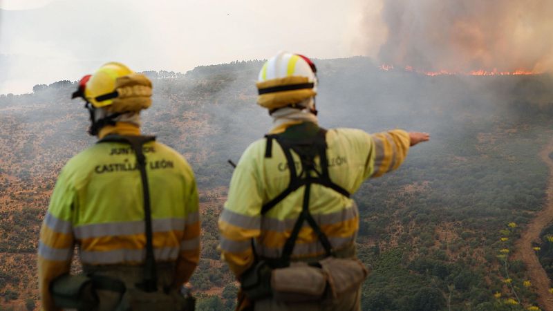 Los trabajos de extinción de los incendios agotan a los equipos y a los vecinos