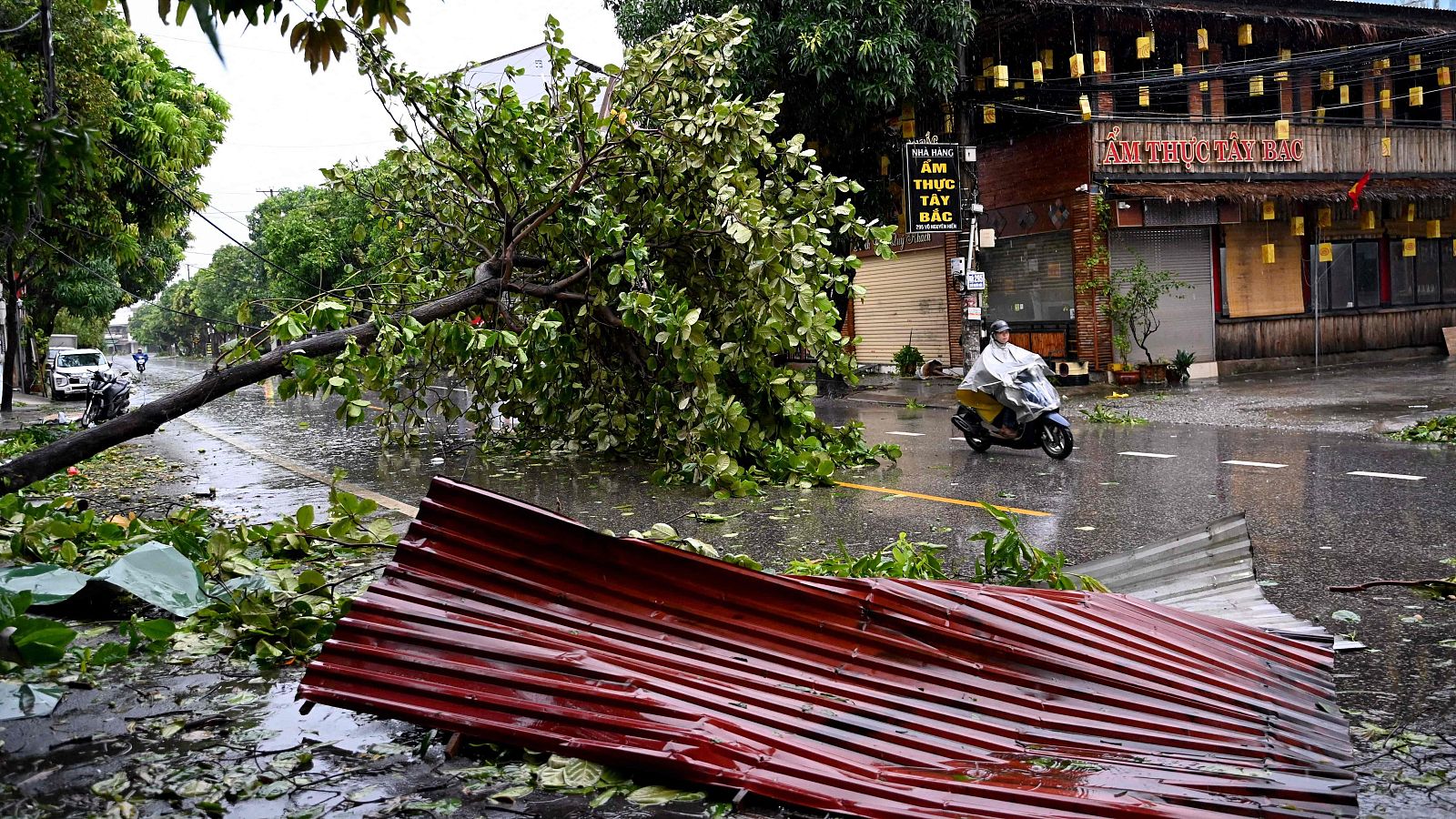 El tifón Kajiki azota Vietnam con vientos de 120 km por hora | Ver
