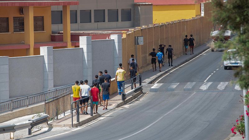 Enfrentamiento político por la acogida obligatoria de menores migrantes desde Canarias - Telediario 1 | Ver