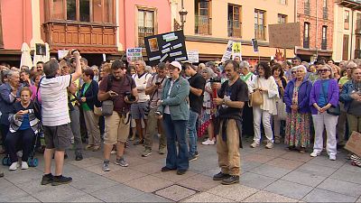 Cientos de vecinos piden la dimisi�n de Ma�ueco en Cervera de Pisuerga | Ver