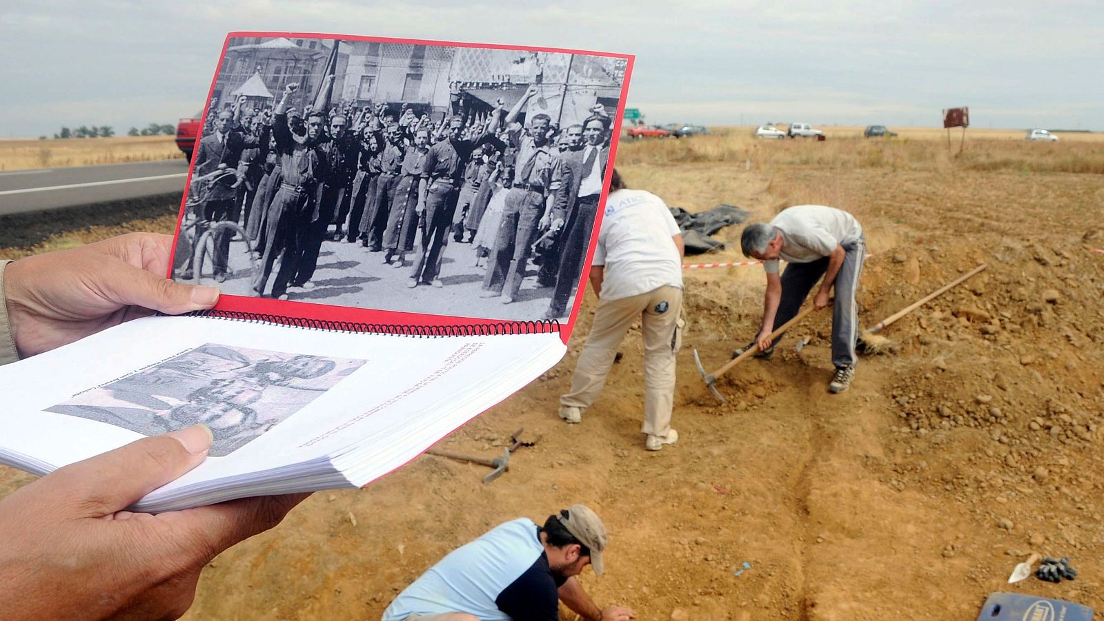 Trabajos en la fosa de "Los Bañezanos" en Izagre (León) | Ver ahora