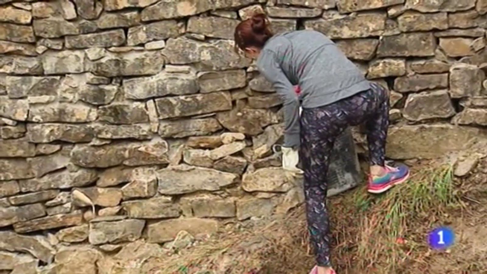 Trabajos de jóvenes en el "Cementerio de las Botellas" (Navarra) | Ver ahora
