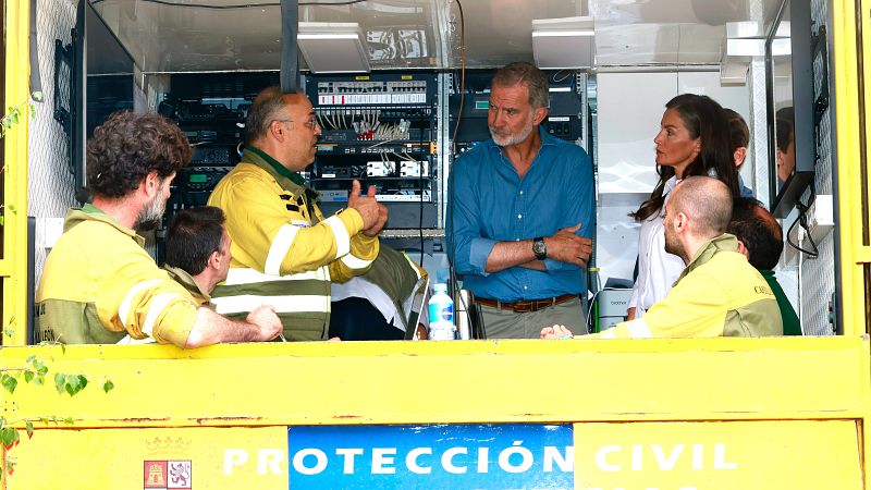 Los reyes visitan las zonas dañadas por los incendios: "Queríamos estar cerca de los afectados"