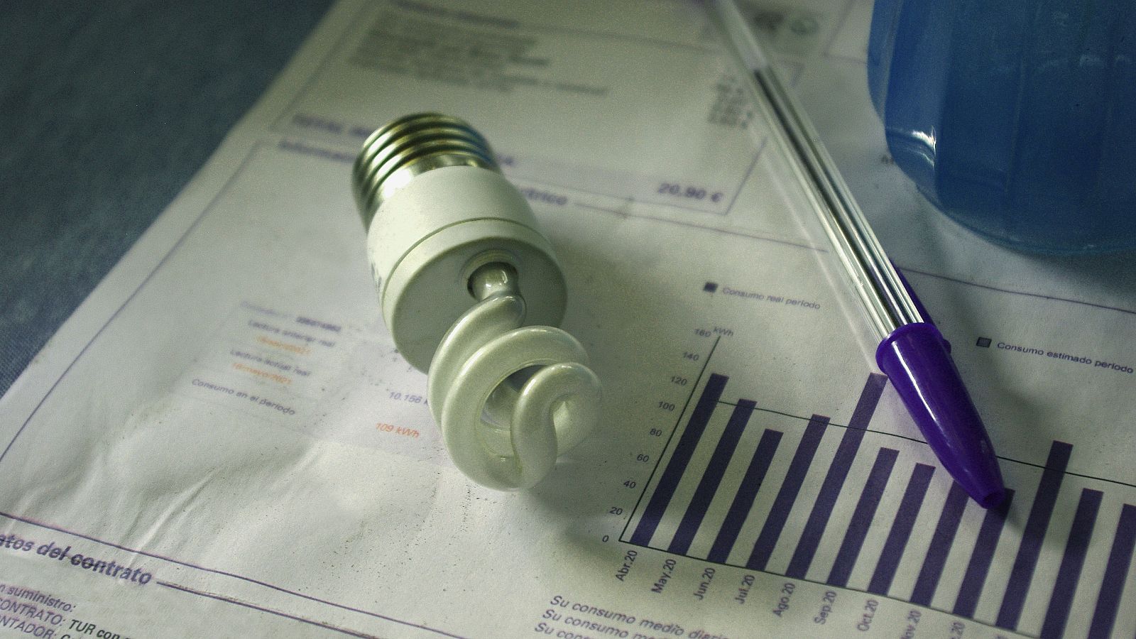 Los españoles pagarán de media 18 euros más de luz por el calor - Telediario 1 | Ver