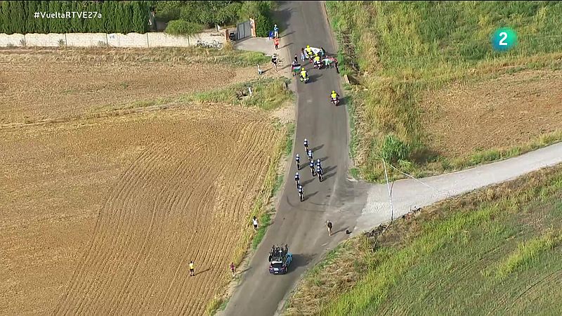 Un grupo de manifestantes pro-palestinos boicotean el paso del equipo Israel en la contrarreloj por equipos