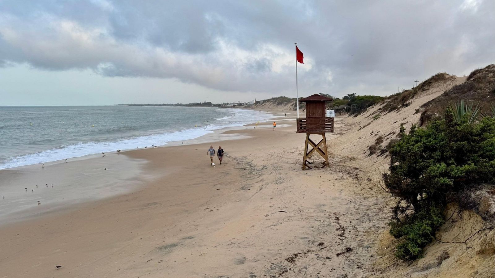 Fuerte temporal arrasa la costa en Cádiz - Telediario 1 | Ver