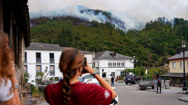 Los bomberos consiguen perimetrar el incendio en Ibias, Asturias | Ver