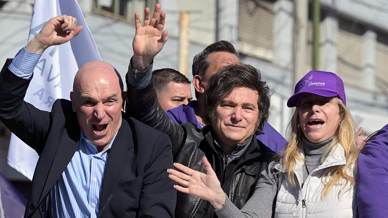 Milei es atacado con objetos y piedras en un acto en Buenos Aires - Diario 24 | Ver