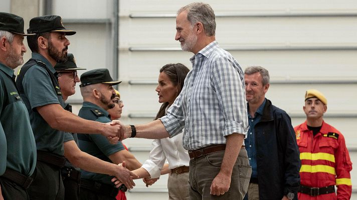 Telediario 1 - Felipe VI agradece en Galicia la "labor abnegada" de los equipos de extinción de incendios