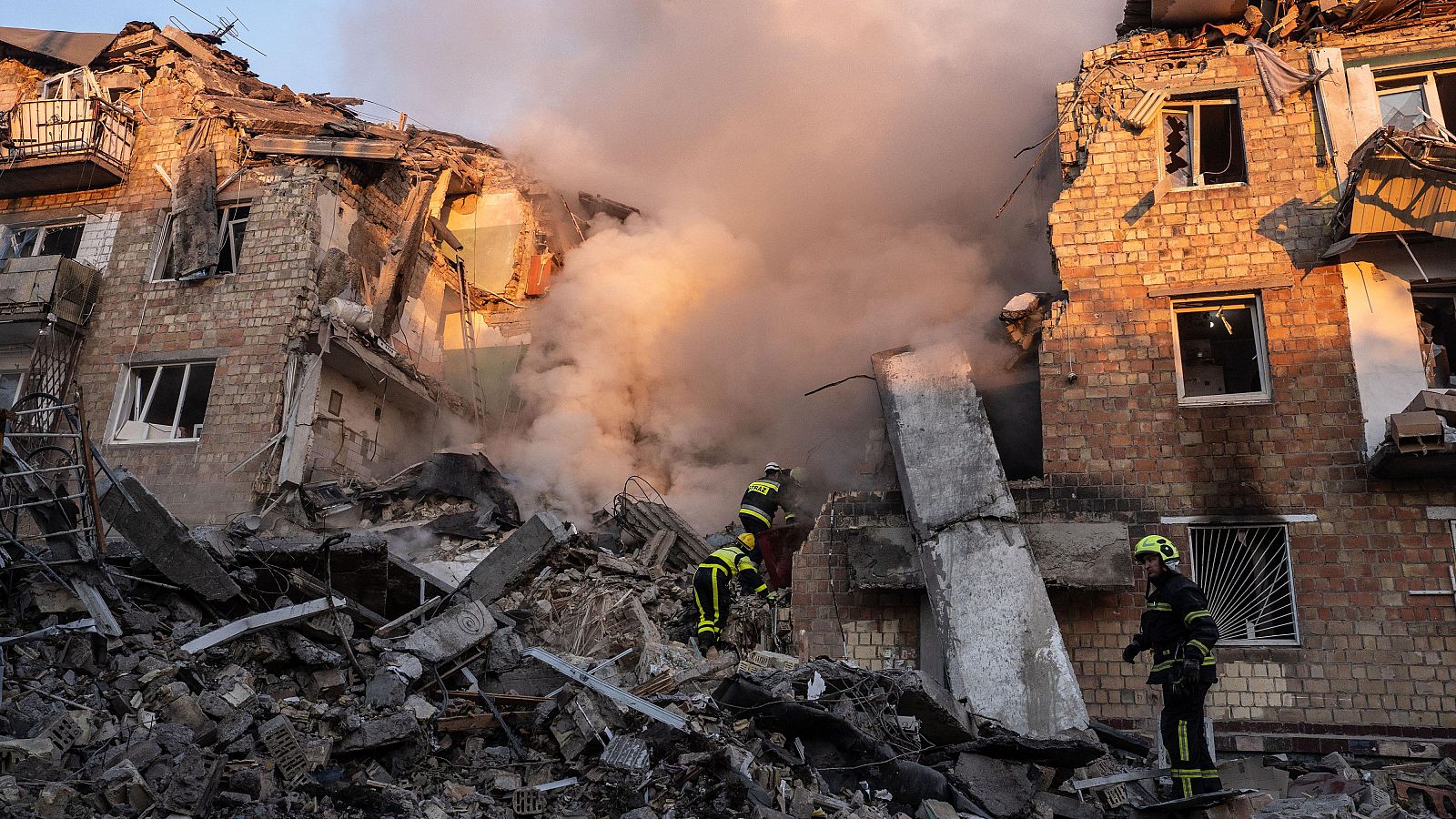 Un ataque ruso en Kiev deja 18 muertos y daña la delegación de la UE | Ver