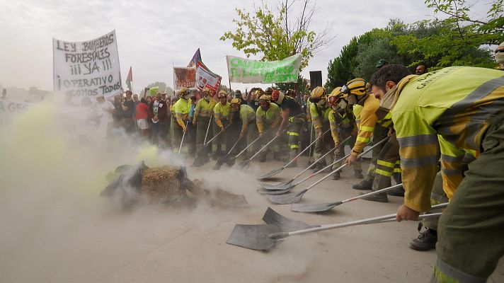 Informativo 24h - Decenas de bomberos protestan frente a las Cortes de Castilla y León por la gestión de los incendios