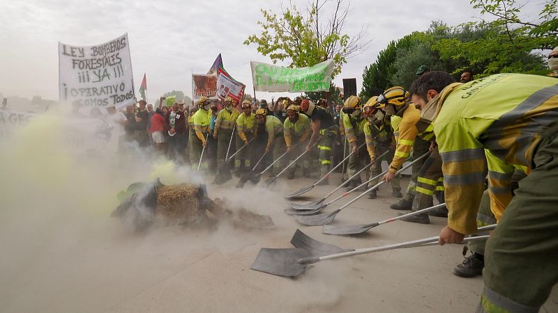 Decenas de bomberos protestan frente a las Cortes de Castilla y León por la gestión de los incendios