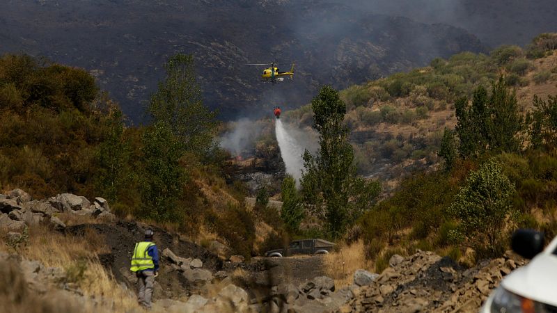 Mejora la situación de los incendios, que siguen azotando Castilla y León y Almería