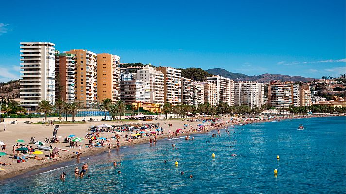 Telediario 2 - Menos de dos semanas de vacaciones y más salidas a destinos de sol y playa: así viajan los españoles