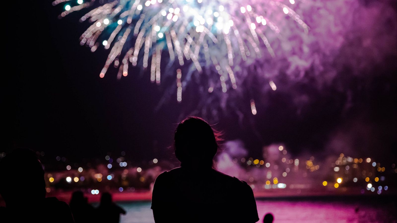 Hacer castillos en la arena, cumplir 101 años o ver fuegos artificiales: así ha sido el verano de muchos españoles - Telediario 2 | Ver