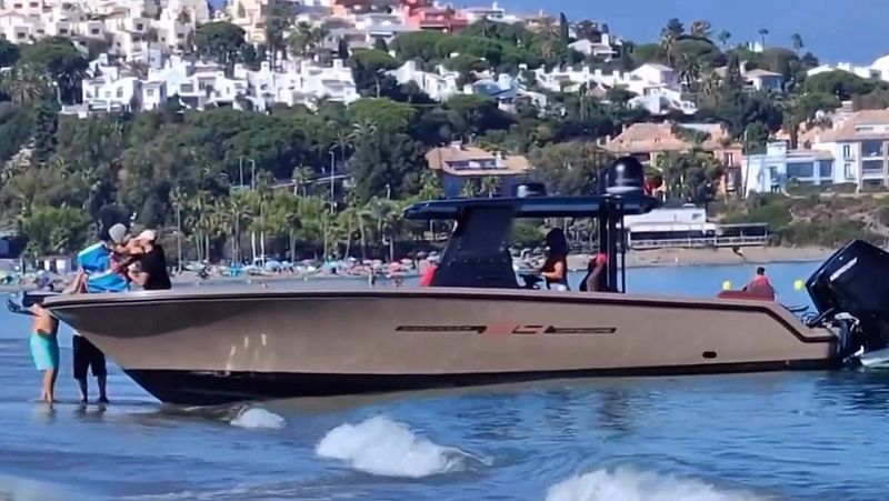 Desembarco de droga con la playa llena