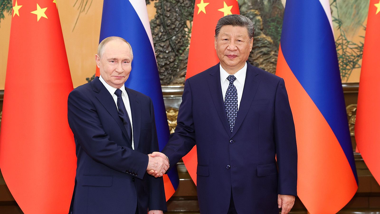 Xi y Putin estrechan lazos en un encuentro en Pekín | Ver