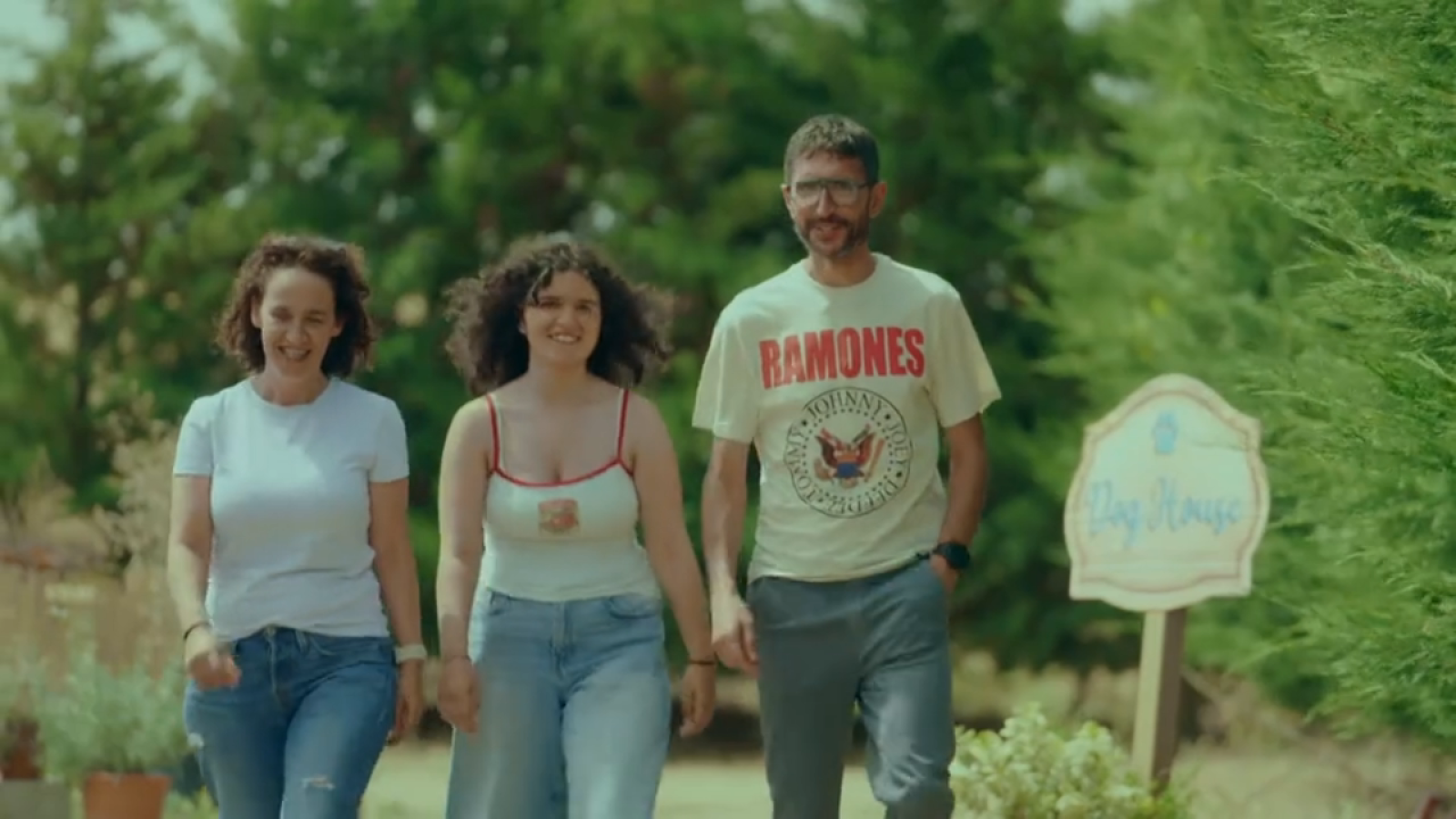 Loli y Domingo buscan un amigo para Judith en 'Dog House' - Dog House | Ver