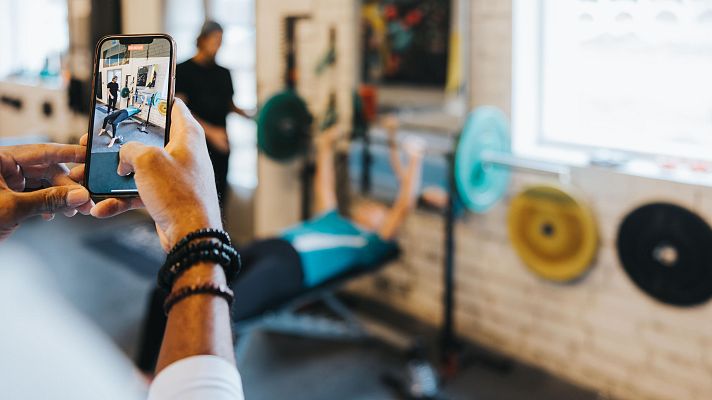 Telediario 1 - Los gimnasios se llenan de móviles que graban los entrenamientos