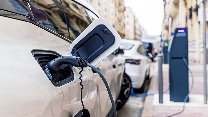 Ayudas y restricciones en grandes ciudades: ¿qué hay detrás del impulso de los coches electrificados?