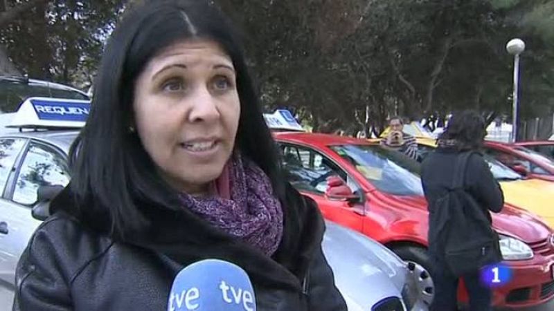 Els primers  que han provat el nou examen de conduir no el veuen més difícil: avui se n'han fet 1.300