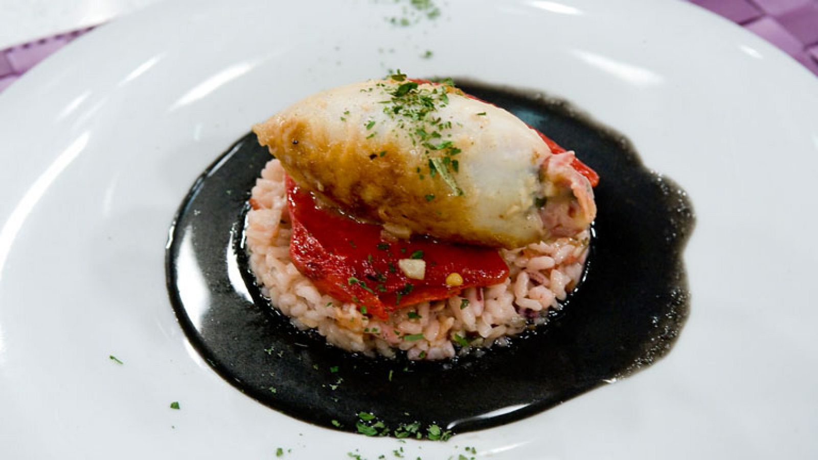 Chipirones en su tinta con arroz especiado y pimientos confitados
