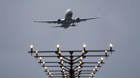 Ryanair suprime sus vuelos de Tenerife Norte y Vigo, entre otros, y Aena estalla contra su "lloriqueo" y "extorsin"