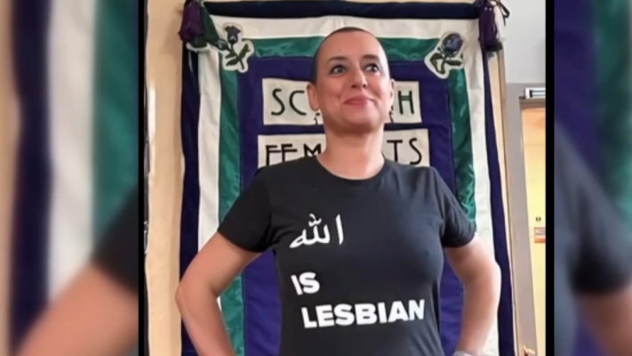 Telediario 1 - Marruecos juzga a la activista Betty Lachgar por blasfemia tras llevar una camiseta con el eslogan "Alá es lesbiana"
