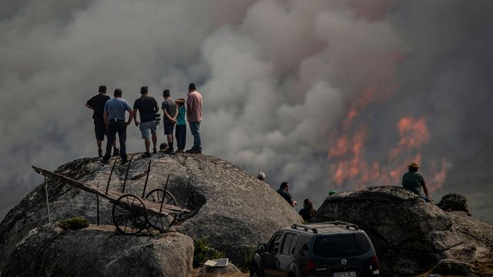Telediario 2 - Brais Lorenzo, fotógrafo de los incendios: "Nuestro trabajo es importante para que no se olvide lo que está pasando"