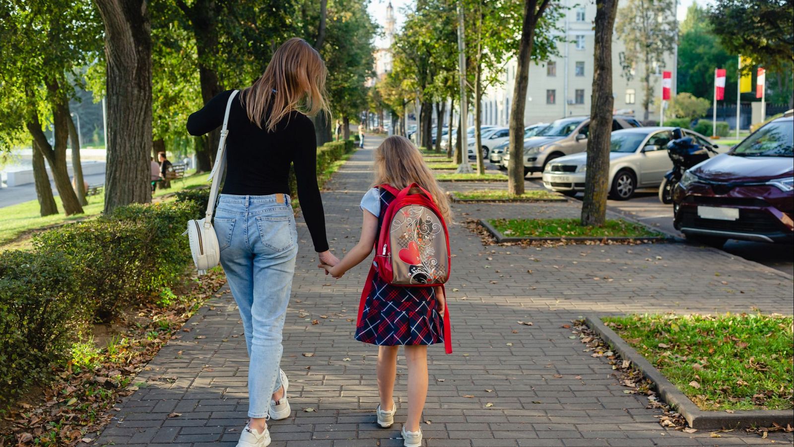De la ropa y la comida a las extraescolares y la universidad: ¿cuánto cuesta criar a un hijo? - La economía | Ver