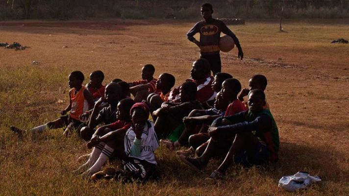 Telediario 1 - Fútbol a pesar de la guerra en Mali