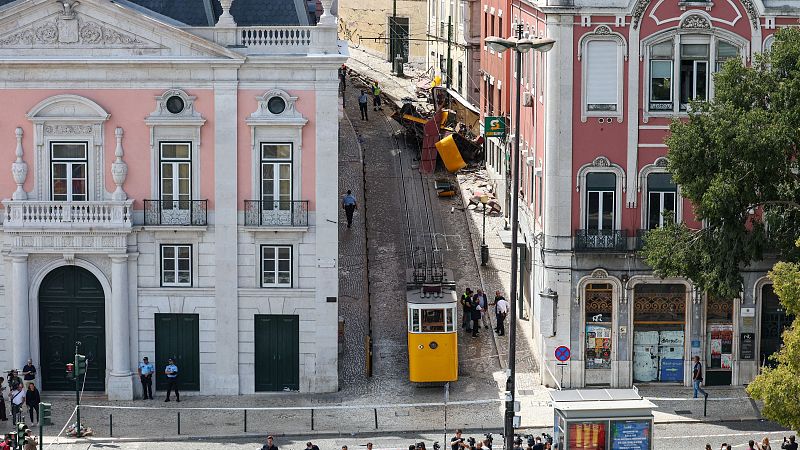 El funicular de Lisboa accidentado iba lleno de turistas y se estrelló contra un edificio