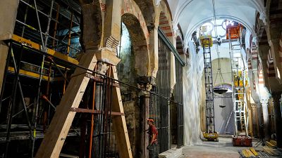Contin�a la restauraci�n de la Mezquita de C�rdoba tras el incendio - Telediario 1 | Ver