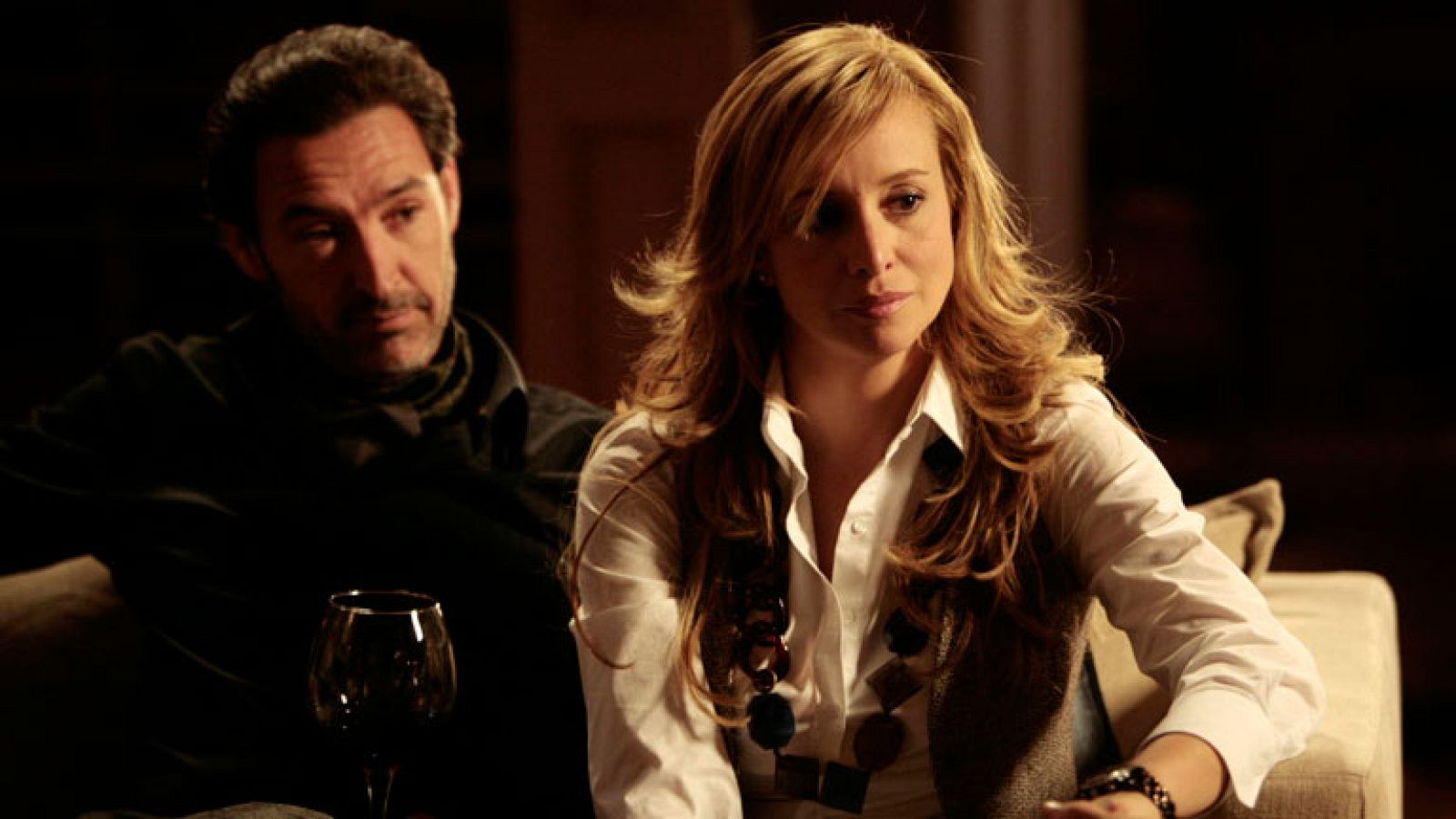 Herederos - T1 - Capítulo 5 - Bernardo quiere hacer realidad el deseo de Julia de tener un hijo para despejar las dudas sobre su futuro - Ver ahora