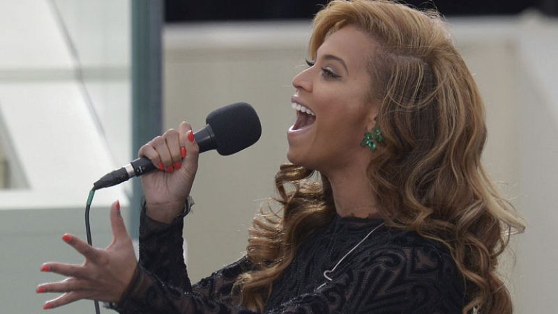La cantante Beyoncé entona el himno de EE.UU. en la investidura de Obama