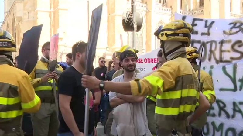 Marcha de bomberos forestales en León contra la gestión de los incendios