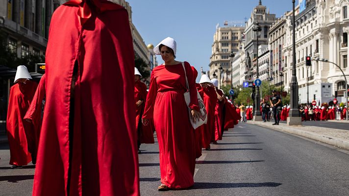 Telediario Fin de Semana - Una protesta recorre el centro de Madrid en contra de la gestación por sustitución