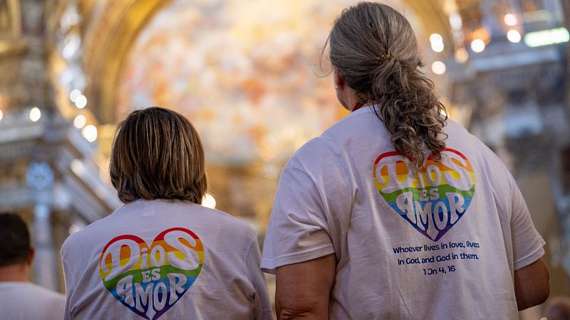 Más de un millar de católicos LGTBIQ+ cruzan por primera vez la Puerta Santa del Vaticano - Telediario Fin de Semana | Ver