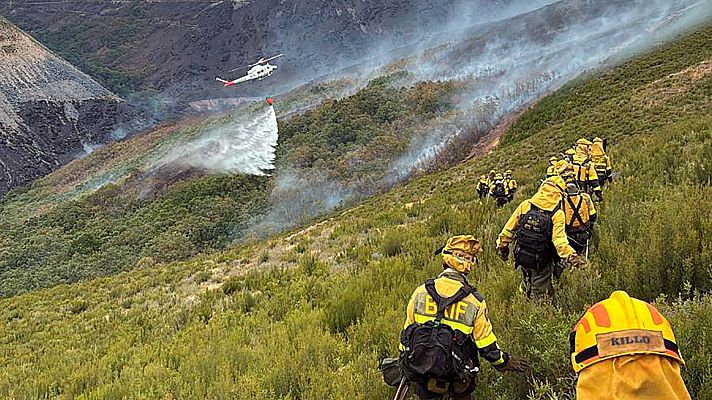 Telediario Fin de Semana - El viento complica el incendio de Valdeorras, Ourense, mientras mejoran los fuegos de Zamora y Navarra