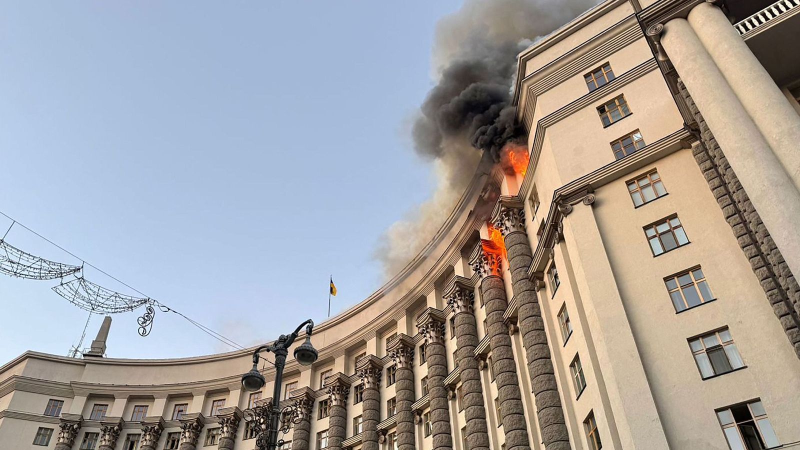 Rusia alcanza un edificio del Gobierno en Kiev | Ver
