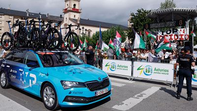 Un manifestante contra la participación de Israel en la Vuelta invade la calzada y provoca la caída de dos ciclistas