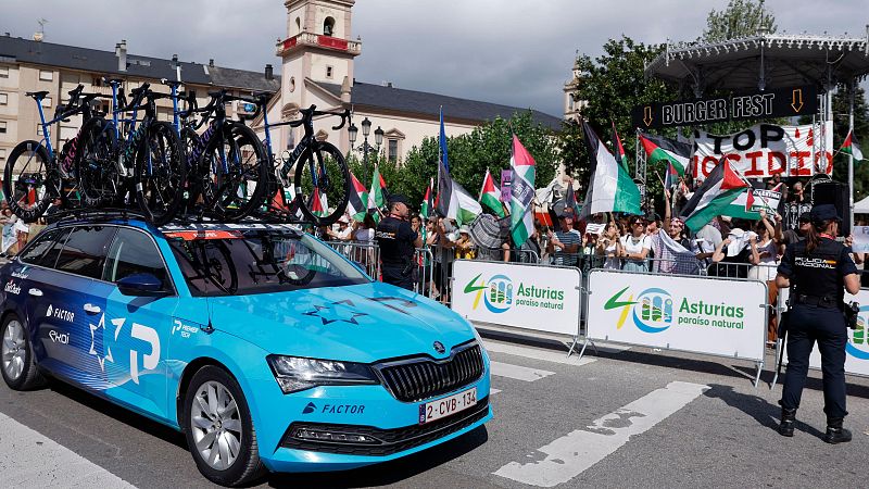 Un manifestante contra la participación de Israel en la Vuelta invade la calzada y provoca la caída de dos ciclistas
