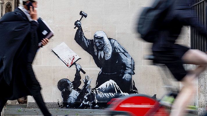 Telediario Matinal - Banksy regresa a Londres con una pintura en el Tribunal de Justicia