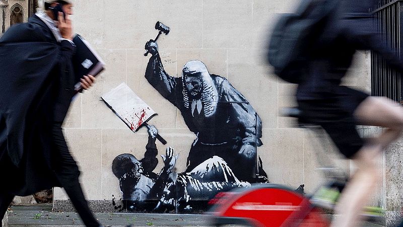Banksy regresa a Londres con una pintura en el Tribunal de Justicia