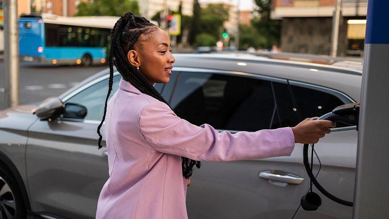 El coche eléctrico no termina de arraigar en España - Telediario 1 | Ver