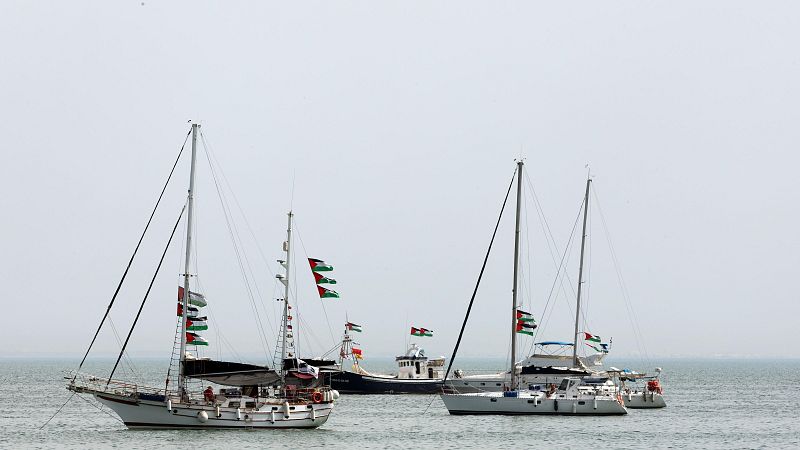 La Flotilla que intenta romper el bloqueo a Gaza denuncia un ataque israelí - Telediario 1 | Ver