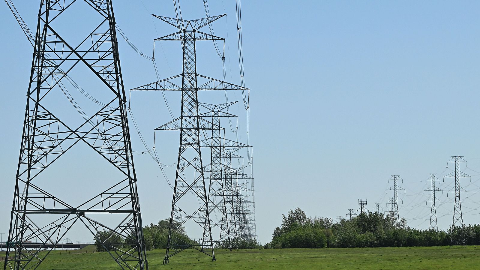 Las eléctricas avisan: la saturación en la red de distribución frenará la actividad económica | Ver