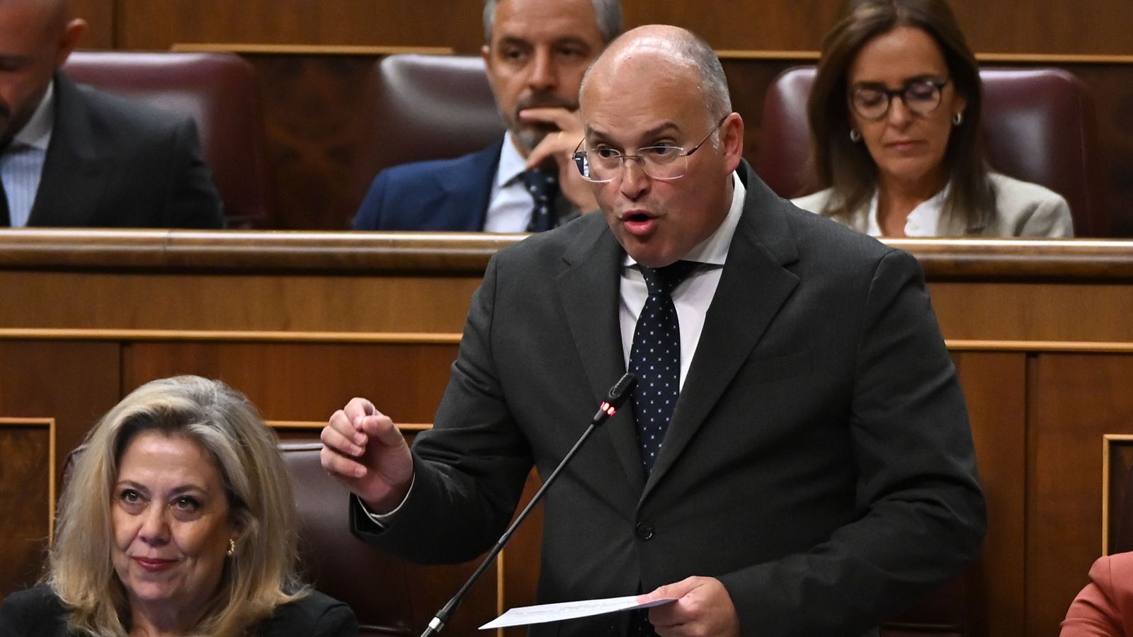 Congreso: tenso rifirrafe entre Bolaños y Tellado por las fosas - Modo Digital | Ver