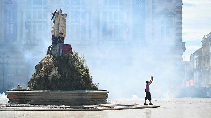 Telediario 1 - Cerca de 300 detenidos en Francia por las protestas contra los recortes del Gobierno