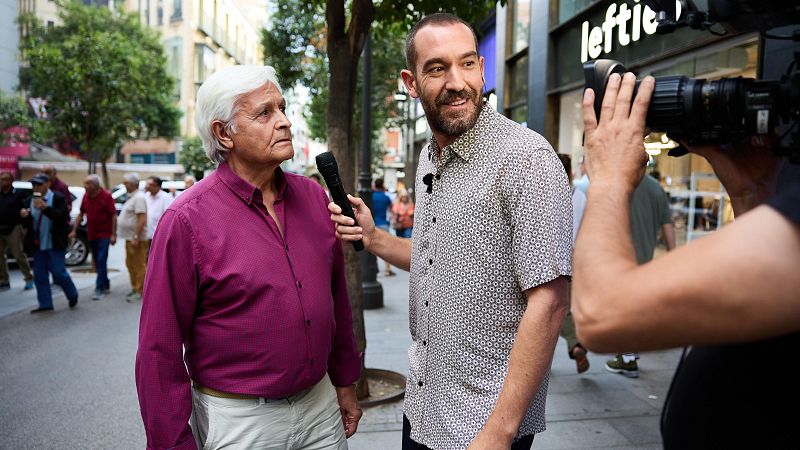 La Revuelta | Jorge Ponce se hace un pendiente en directo